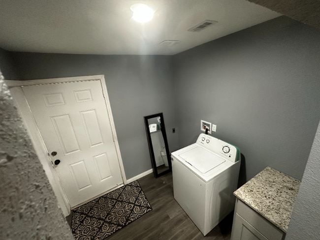 Foto del edificio - 8906 Lockwood Dr