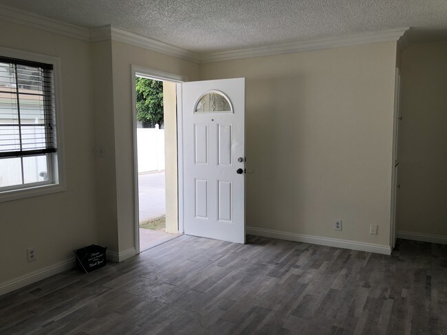 Foto del edificio - 2426 Oswego St