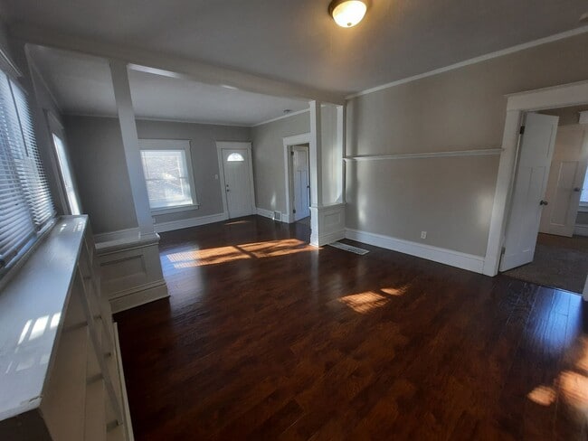 Building Photo - 2 Bedroom, 1 Bathroom home near Drake Univ...