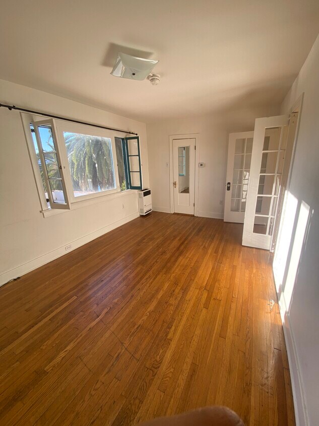 Primary Photo - 684 Echo Park Ave