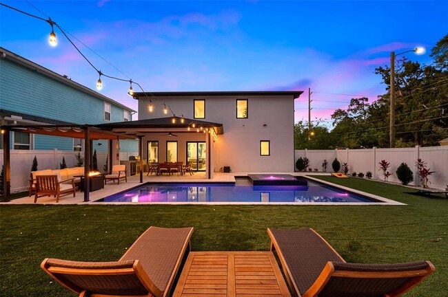 Building Photo - 902 W Plymouth St