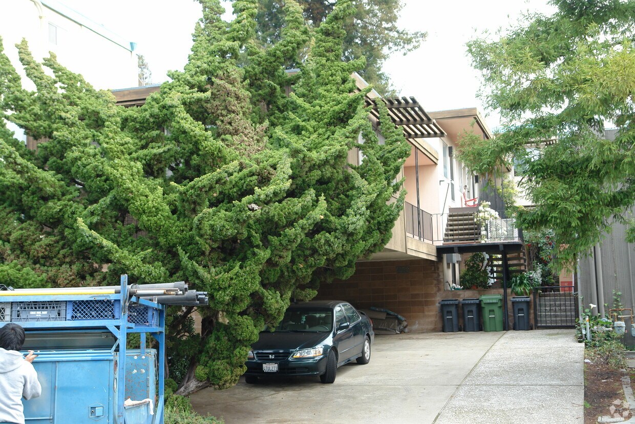 Building Photo - 1337 Henry St