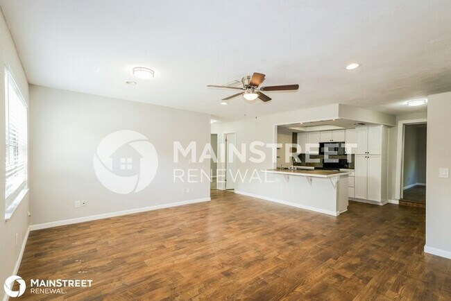 Building Photo - 9933 Lake Dr