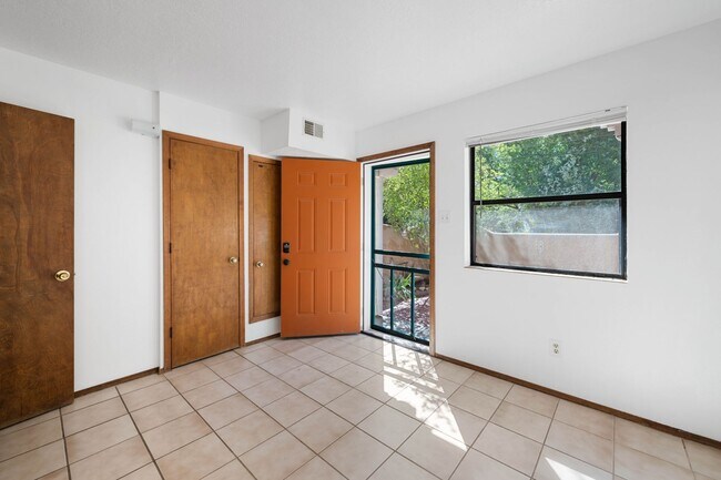 Foto del edificio - Snug One-Bedroom on Historic Hillside Ave.