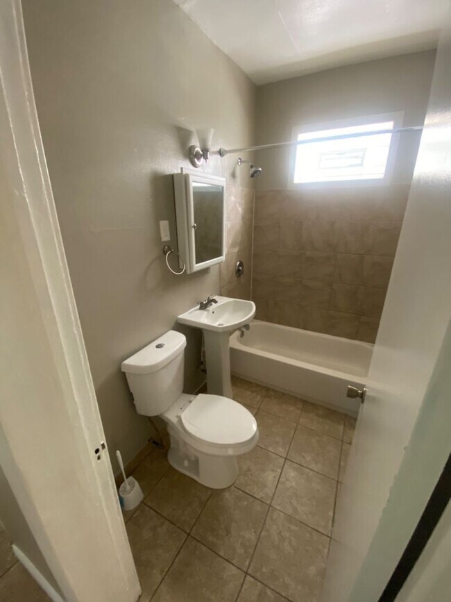 Foto del edificio - 1438-1440 S 71st Street - 3 Family