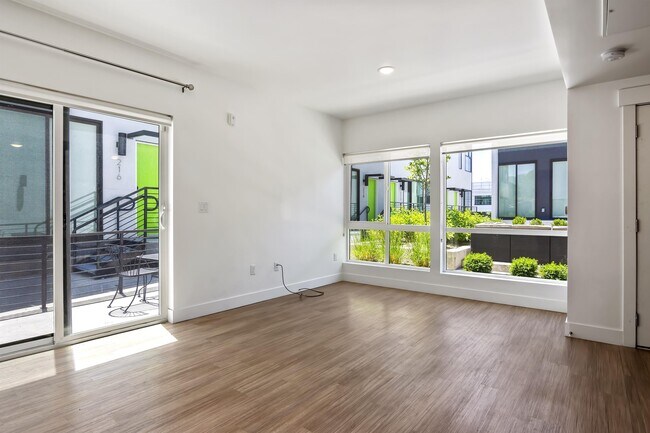 Building Photo - 877 S 200 W