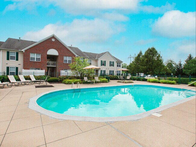 Piscina y solárium - The Ridge at Chestnut Hill Phase 1