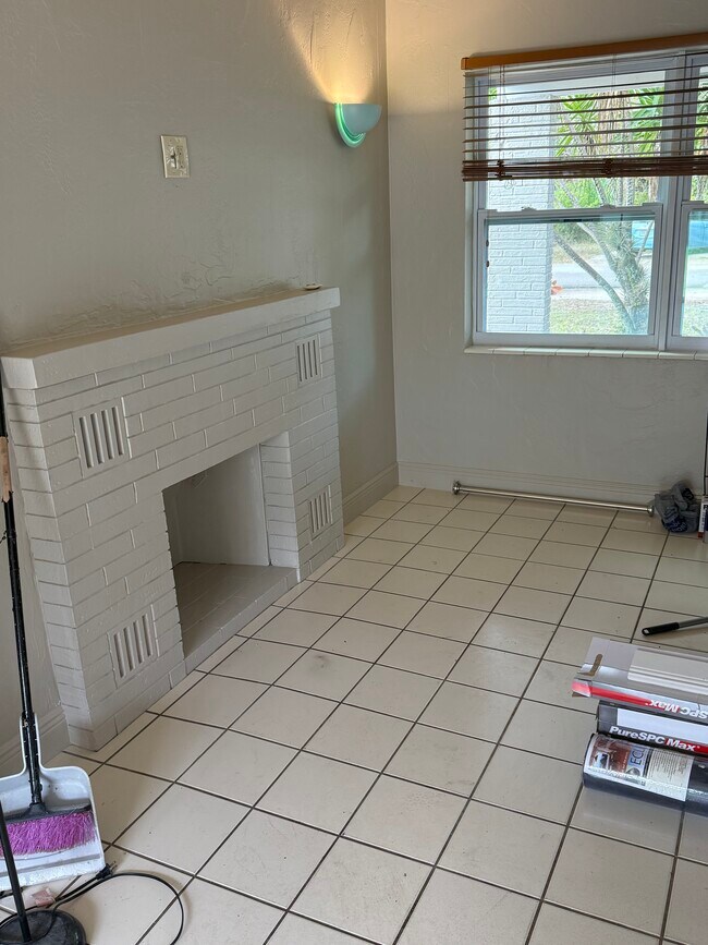 Building Photo - 1608 SW 13th St