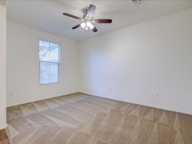 Building Photo - 3 Bedroom 2 Bathroom VAIL SCHOOL DISTRICT!