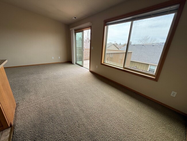 Foto del edificio - 3 Bed/2.5 Bath Townhome in NE Bend - Mountain Views!