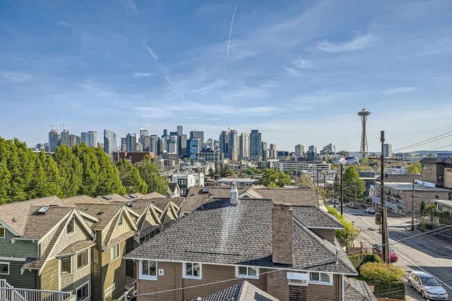 Building Photo - Modern stylings and cutting-edge convenien...