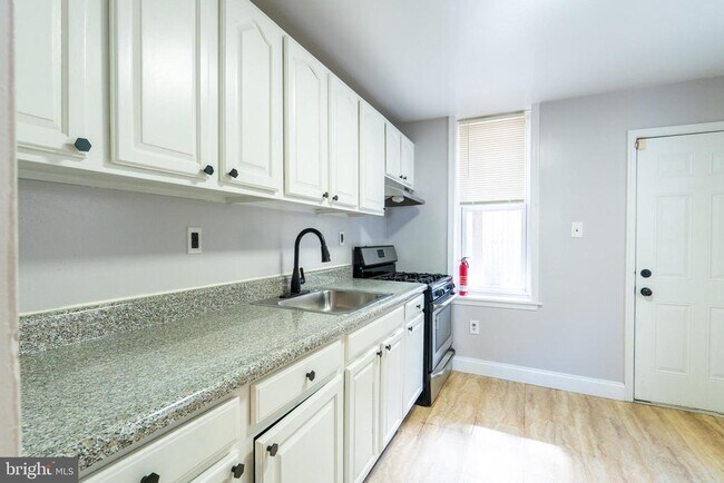 Foto del edificio - 1826 McClellan St