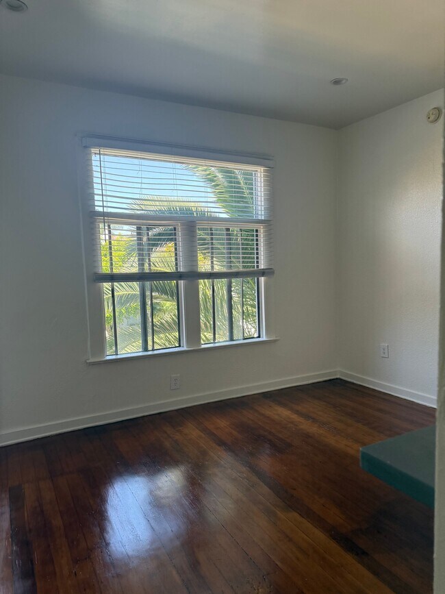Foto del edificio - 1114 N Poinsettia Pl