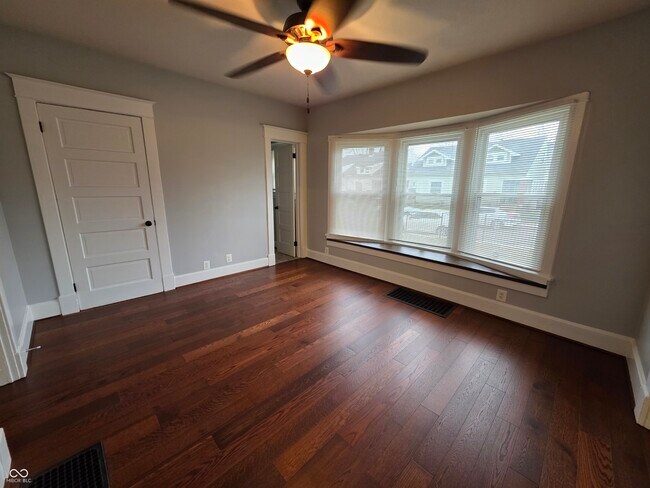 Foto del edificio - 5030 E New York St