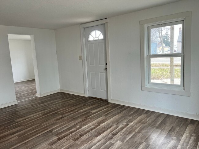 Building Photo - 3 Bedrooms, 1 Bathrooms Single Family Home...
