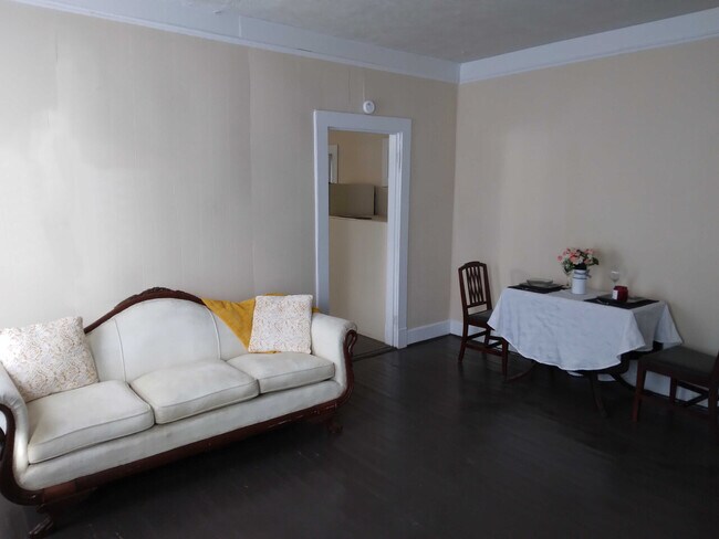 Foto del edificio - 914 W. Colonial Ave