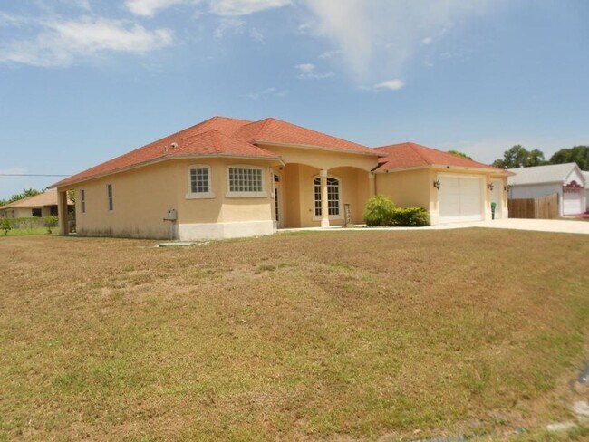 Foto del edificio - Gorgeous 4 bed, 3 bath, 3 car garage, upda...