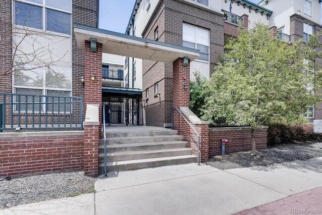 Foto del edificio - Beautiful, Updated 2 Bedroom, 2 Bath Penth...