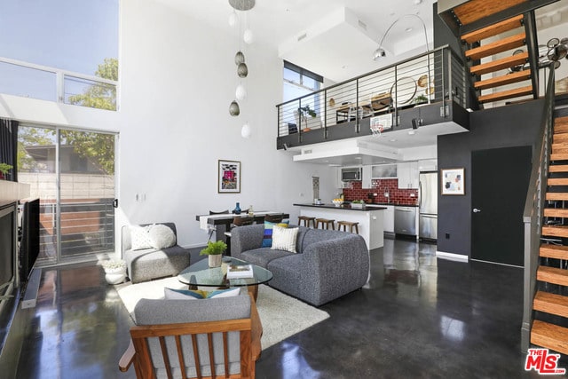 Building Photo - 333 S Wilton Pl