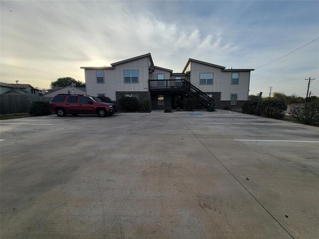 Foto del edificio - 2200 Creekside Ln