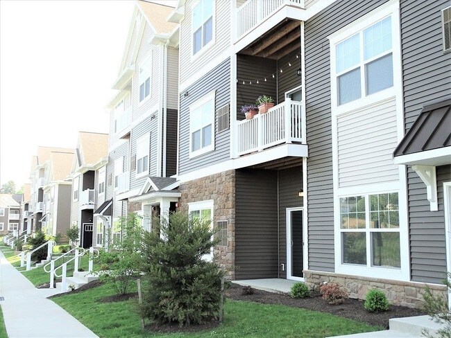 Building Photo - 100 Pond Vista Lane