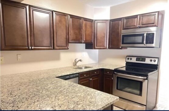 Foto del edificio - 279 E Village Rd