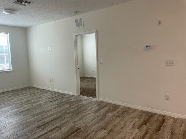 Foto del edificio - 2121 McCoy Rd
