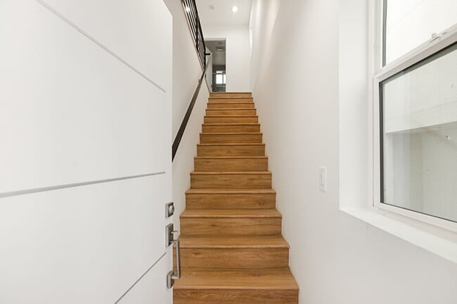 Building Photo - 4232 Rosewood Ave