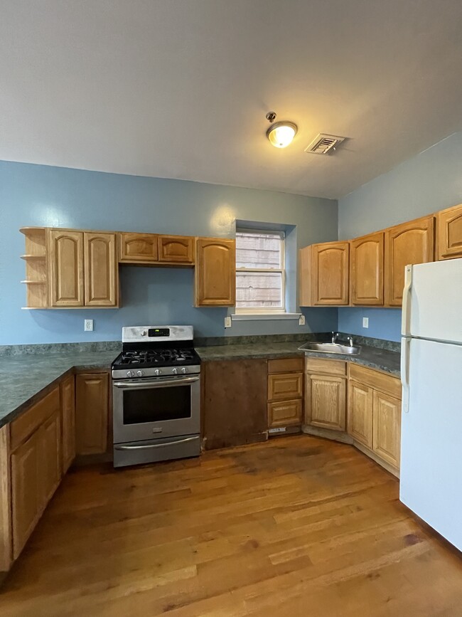 Building Photo - 418 S 17th St