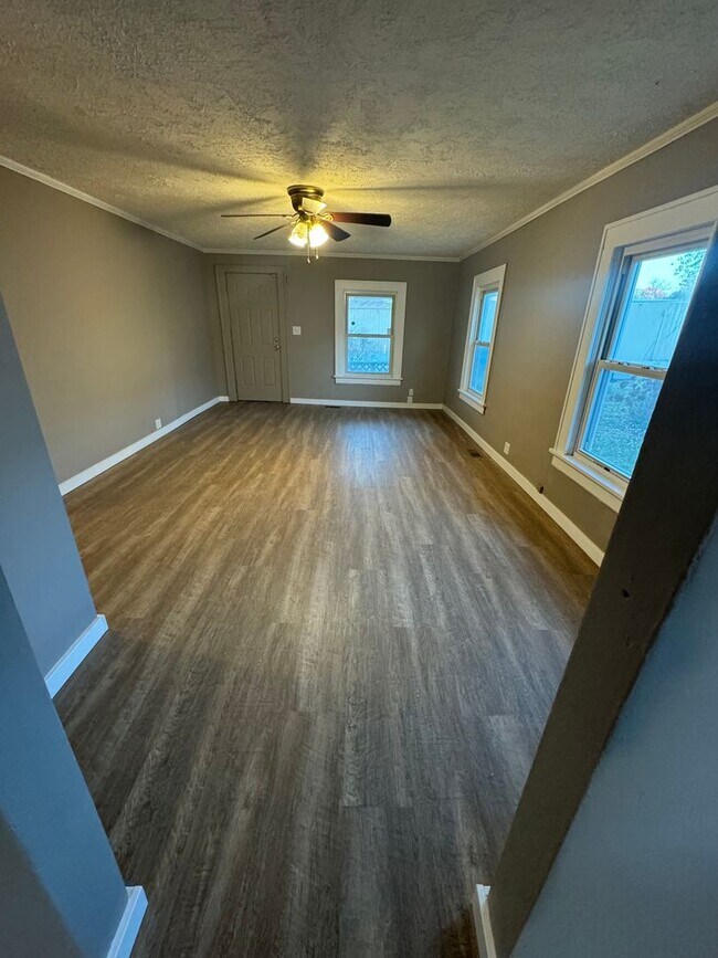 Building Photo - 2219 N Bolivar Rd