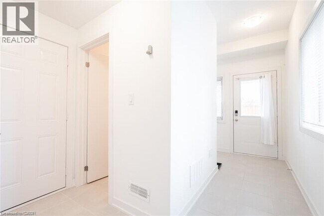 Photo du bâtiment - 590 N Service Rd