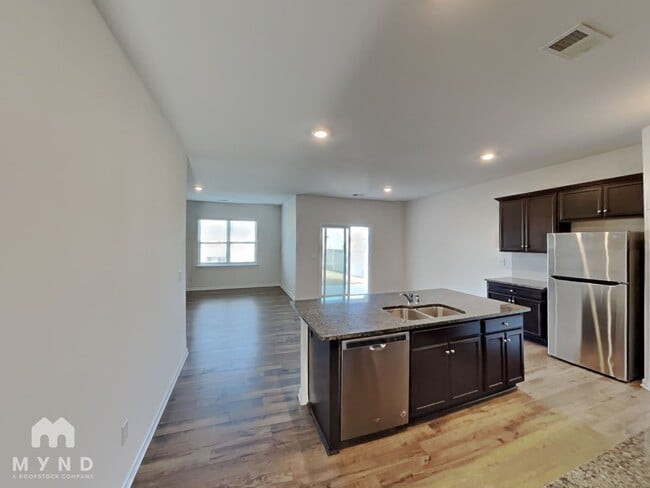 Building Photo - 10 Garden Hill Rd