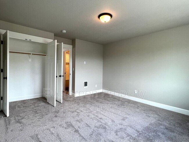 Building Photo - 1207 NE Henderson Dr