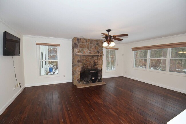 Foto del edificio - 396 Eastport Manor Rd