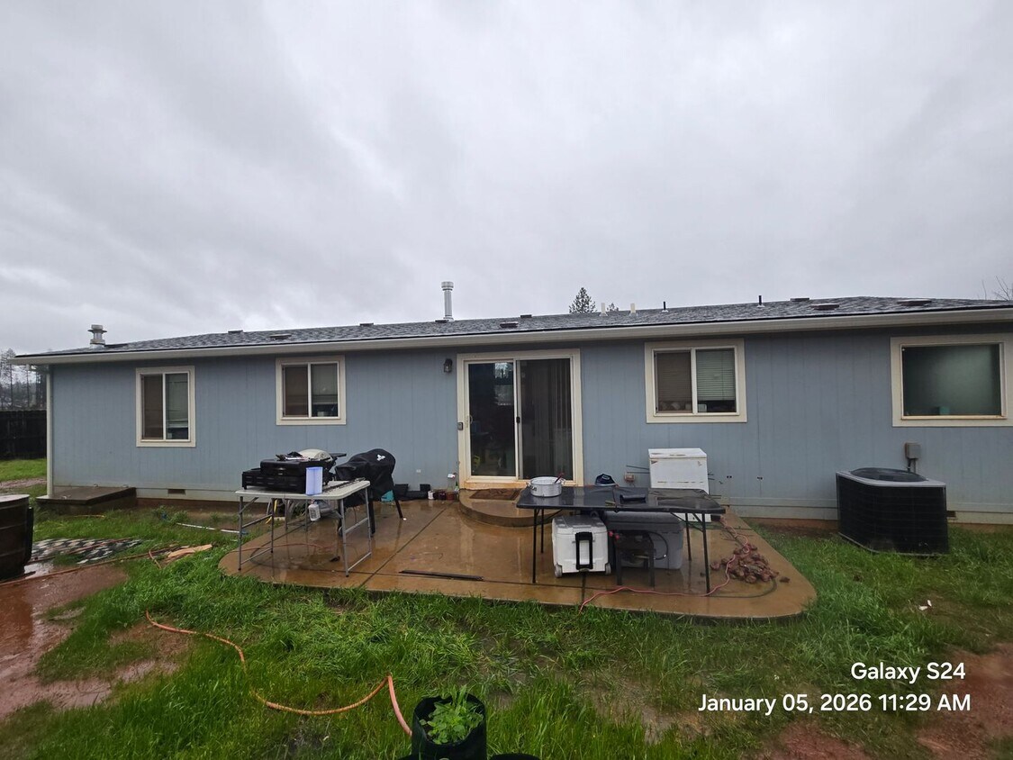 Foto del edificio - 3 bedroom/2 bath, fenced yard, pet friendly