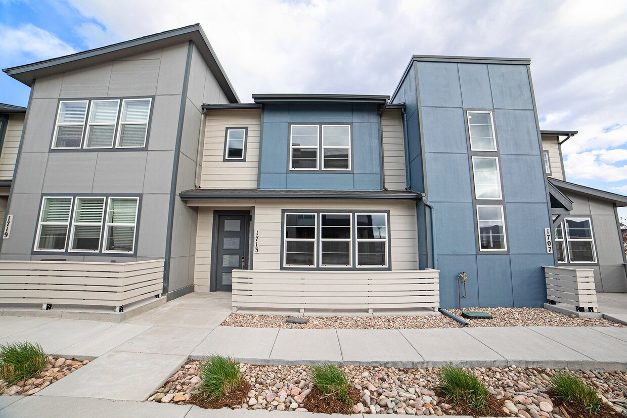 Foto principal - Gorgeous Townhome at Victory Ridge!