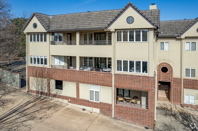 Foto del edificio - Remington Condos
