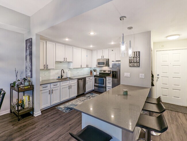 Large open kitchen - 433 S 7th St