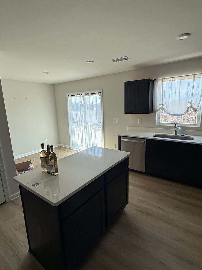 Foto del edificio - Like New Townhome!