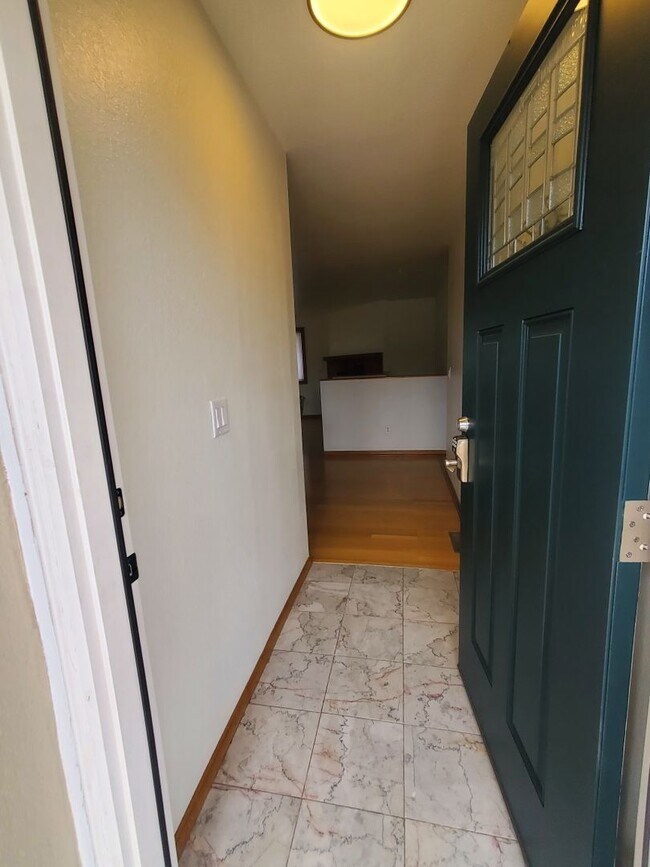 Building Photo - Beautiful 4 Bedroom Home with Large Baseme...