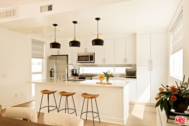 Foto del edificio - 859 Hyperion Ave
