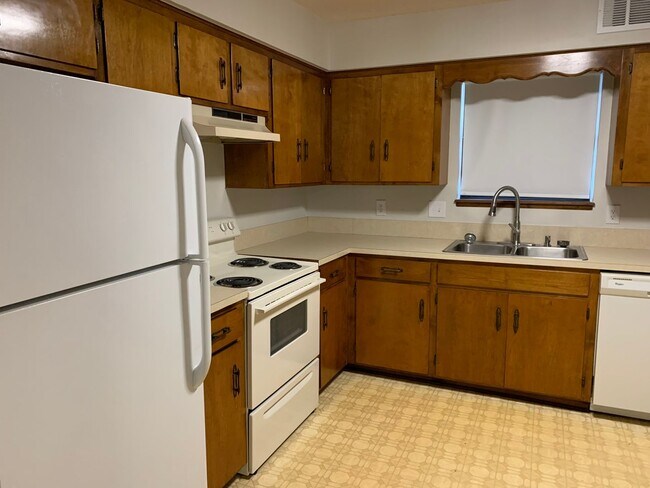 Building Photo - 2135 Forest Dr