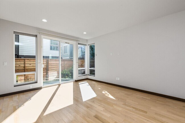 Building Photo - Spacious 3 BR home in Seattle