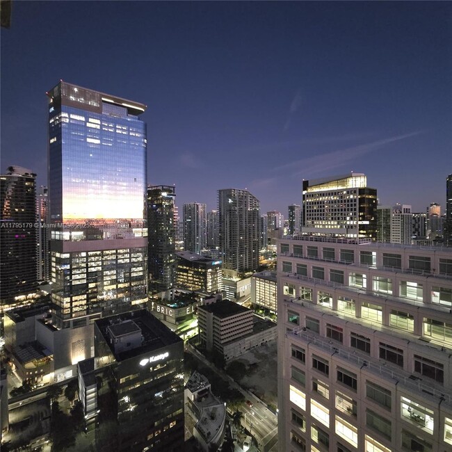 Building Photo - 950 Brickell Bay Dr