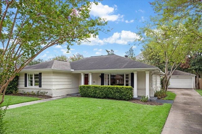 Building Photo - 3215 Castlewood St