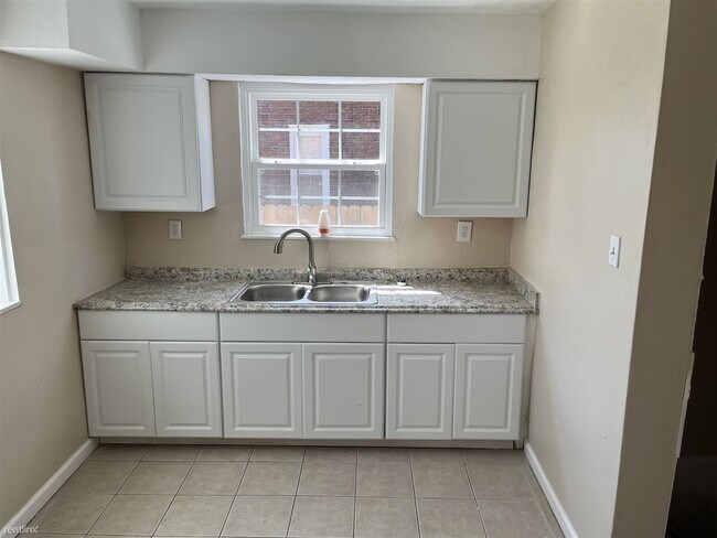 Building Photo - 3 br, 1 bath House - 16132 Wildemere St