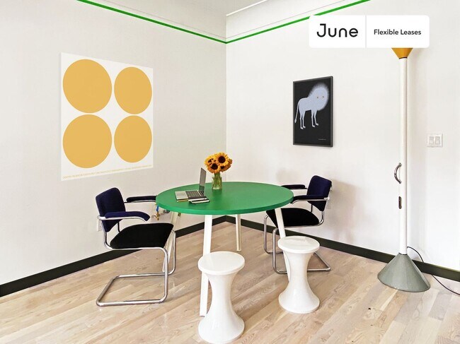 Foto del edificio - Spacious ROOM at The Maison Jefferson