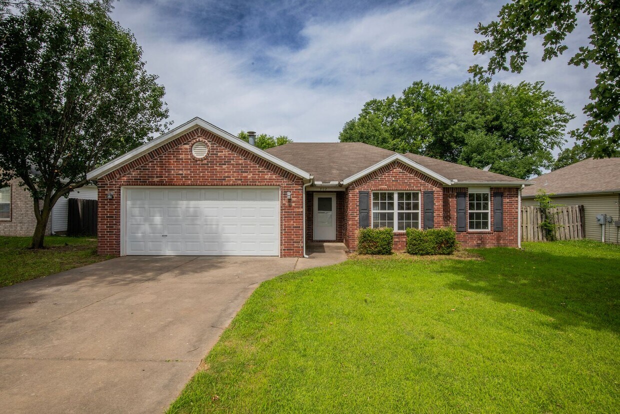 Primary Photo - ***902 Sandrock Road***