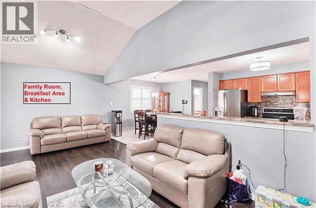 Building Photo - 112 Hollyridge Crescent