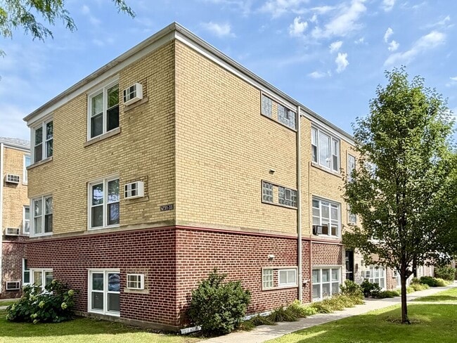Building Photo - 6731 N California Ave
